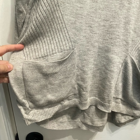 Alison Sheri Women’s Knit Sweater Top w/ Front Pockets size Medium Gray - Picture 3 of 9